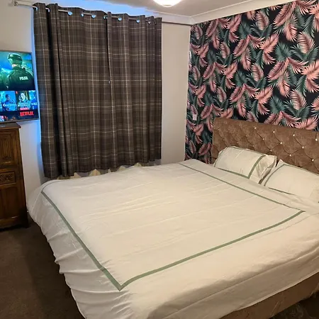Superking Bedroom Near Cook Hospital *